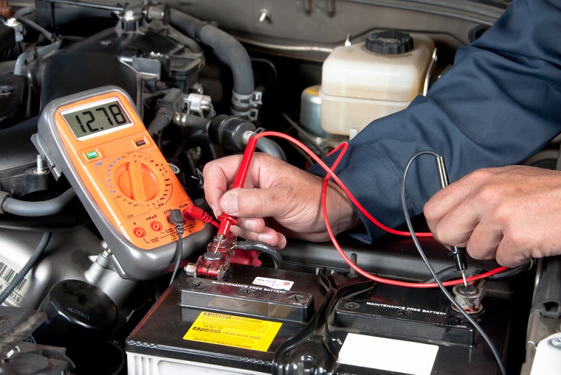 Cómo comprobar la batería del coche y el alternador