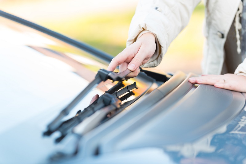 Cómo cambiar las escobillas limpiaparabrisas del coche