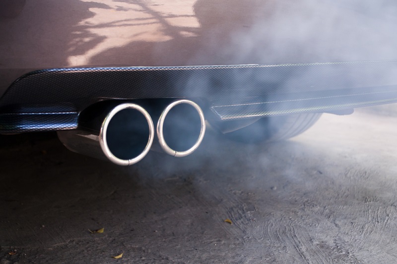 Por qué emite humos el tubo de escape del coche